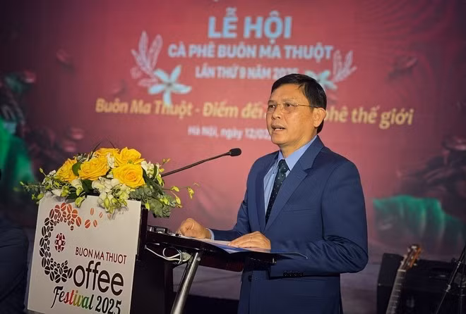 Le vice-président du Comité populaire provincial de Dak Lak, chef du comité d'organisation du Festival du café de Buôn Ma Thuôt 2025, Nguyen Tuân Hà, prend la parole lors de la conférence de presse pour présenter cet événement. Photo : VietnamPlus