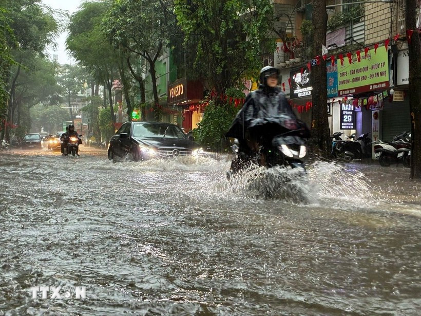 Le typhon Matmo s’affaiblit en dépression tropicale et devrait provoquer de fortes pluies à Hanoï. Photo: VNA