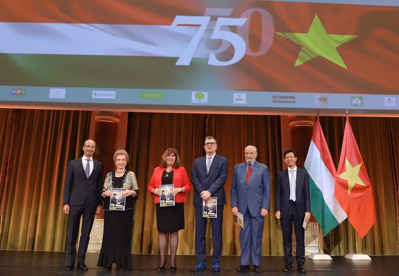 L'ambassadeur Bui Le Thai a offert le magazine spécial, publié par l'ambassade du Vietnam en Hongrie en collaboration avec Eurasia Magazine, aux invités d'honneur à l'occasion du 75e anniversaire de l'établissement des relations diplomatiques entre les deux pays. Photo: VNA