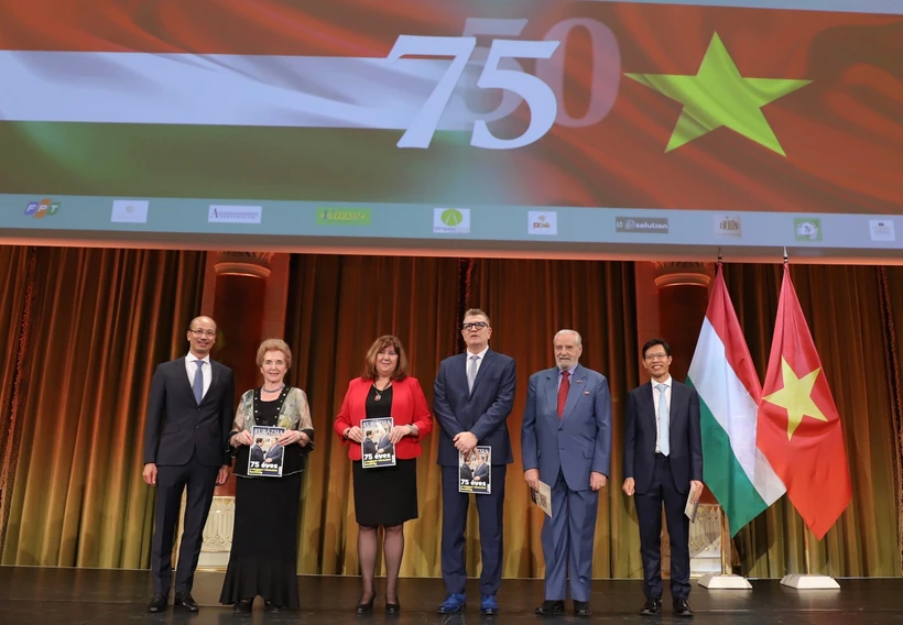 L'ambassadeur Bui Le Thai a offert le magazine spécial, publié par l'ambassade du Vietnam en Hongrie en collaboration avec Eurasia Magazine, aux invités d'honneur à l'occasion du 75e anniversaire de l'établissement des relations diplomatiques entre les deux pays. Photo: VNA