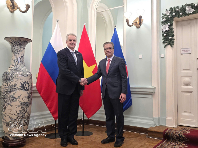 L’ambassadeur du Vietnam en Russie, Dang Minh Khoi (droite), et Evgeny Grigoriev, président du Comité des relations extérieures de Saint-Pétersbourg. Photo: VNA