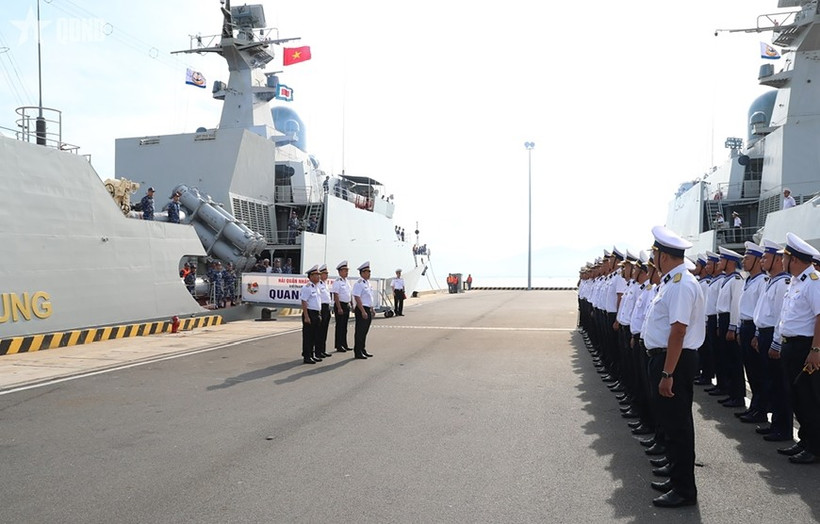 La frégate lance-missiles 016 (frégate Quang Trung), appartenant à la Région navale 4, a quitté le 10 août, la base navale de Cam Ranh pour se rendre à Penang, en Malaisie, afin de participer au 3e Exercice naval multilatéral de l'ASEAN (AMNEX 3). Photo: VNA