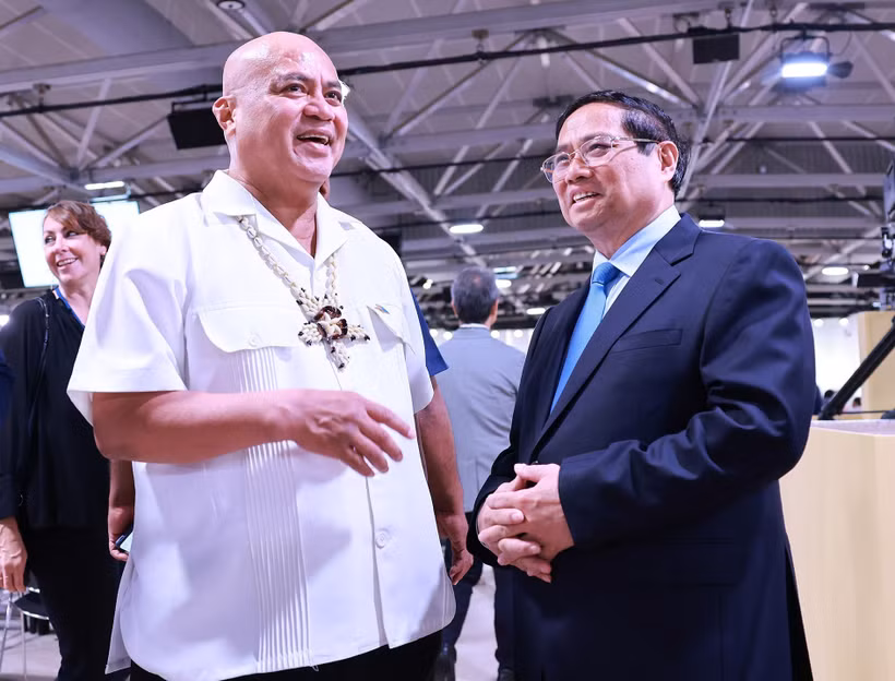 Le Premier ministre Pham Minh Chinh (droite) et son homologue de Tuvalu, Feleti Penitala Teo, en marge de la 3ᵉ Conférence des Nations Unies sur les océans (UNOC 3),. Photo: VNA