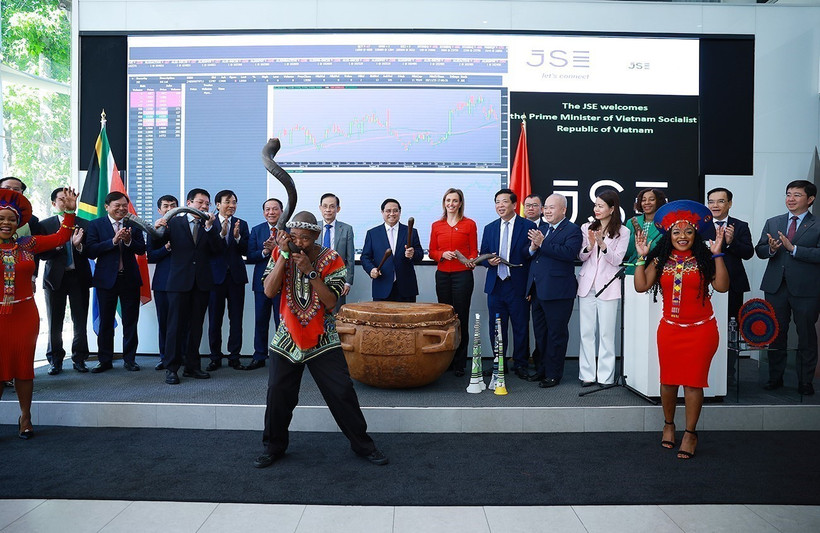 Le Premier ministre Pham Minh Chinh et sa délégation donne le coup d'envoi de la séance boursière à la Bourse de Johannesburg. Photo : VNA