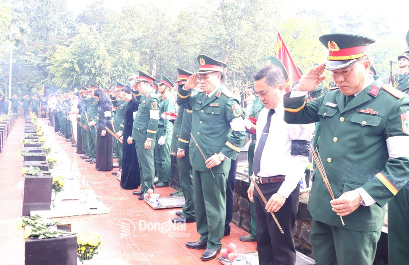 Cérémonie d'hommage et d'inhumation de 30 restes de soldats à Dông Nai. Photo: VNA