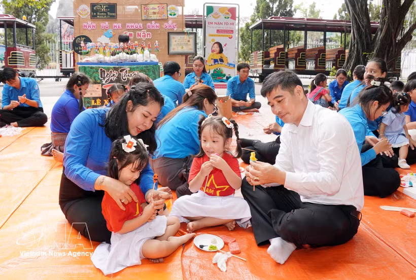 La famille de M. Nguyen The Nhan et de Mme Tran Thi Hoai Sang, membres de l'Union de la jeunesse vietnamienne de la commune de Phuoc Hoa, participent à un atelier de fabrication de figurines en argile lors du festival « Famille heureuse » en 2026. Photo : VNA