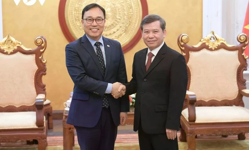 Le juge en chef de la Cour populaire suprême du Vietnam, Le Minh Tri (droite) et l'ambassadeur de la République de Corée au Vietnam, Choi Young-sam. Photo: VNA