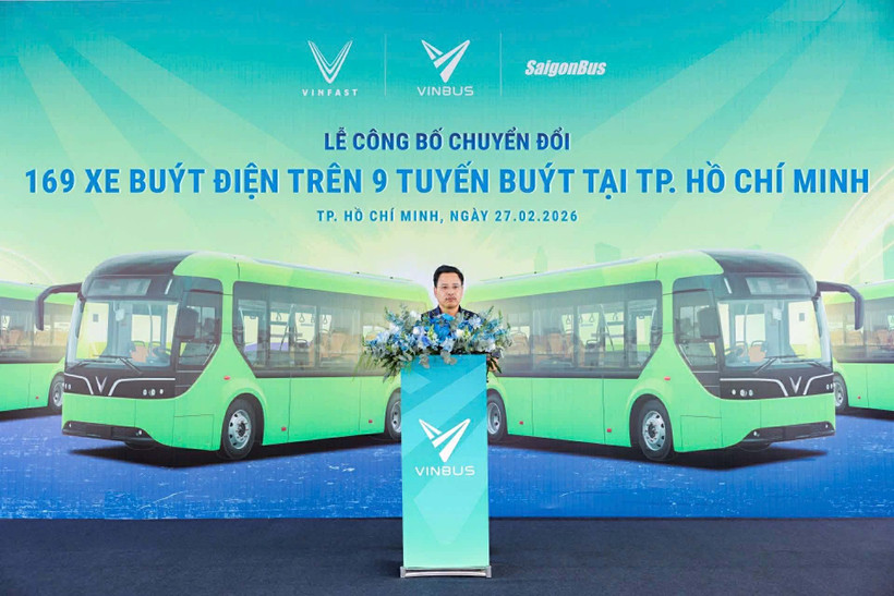 Nguyen Cong Nhat, directeur général de VinBus, lors de l'inauguration de neuf lignes de bus électriques. Photo: VNA