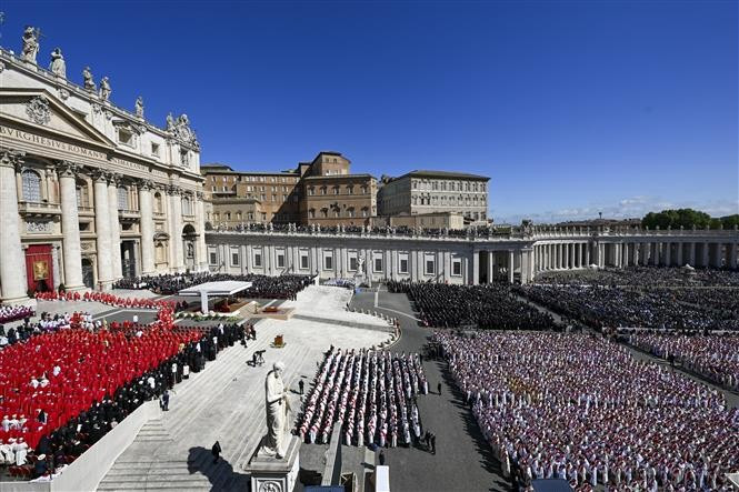 Vue de la place Saint-Pierre pendant la messe funéraire du pape François. Photo : AA/VNA