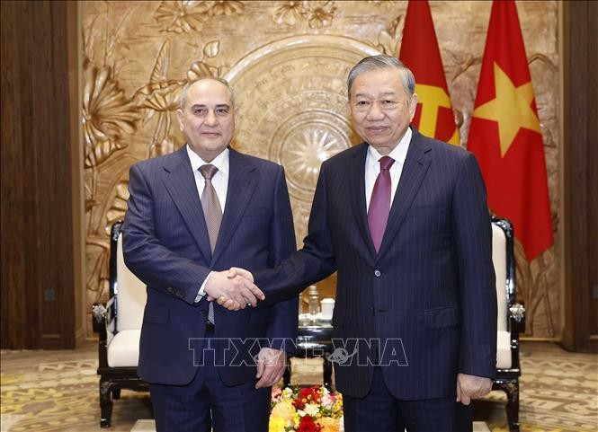 Le secrétaire général du Parti communiste du Vietnam (PCV), To Lam (droite), et Tahir Budagov, vice-président et chef du Bureau du Comité central du Parti du Nouvel Azerbaïdjan. Photo: VNA