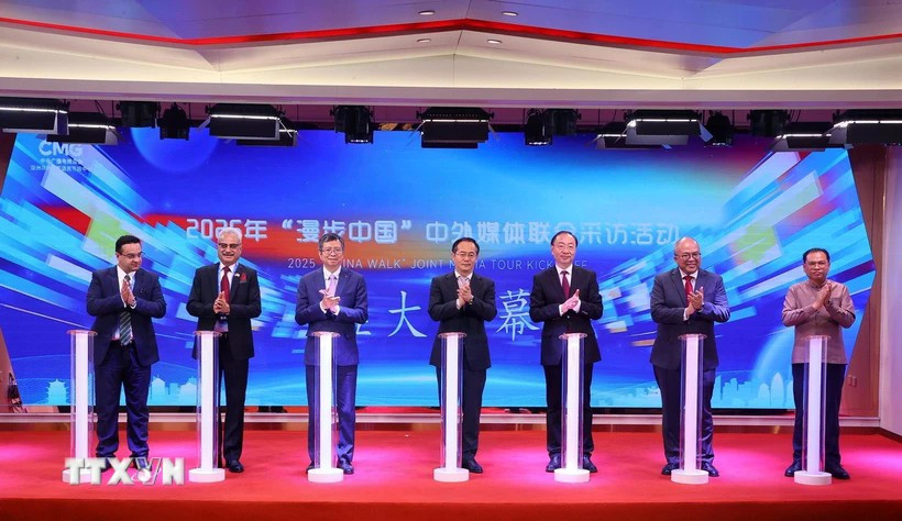 L'ambassadeur du Vietnam en Chine, Pham Thanh Binh, et d'autres délégués à la tournée médiatique « China Walk » 2025. Photo: VNA
