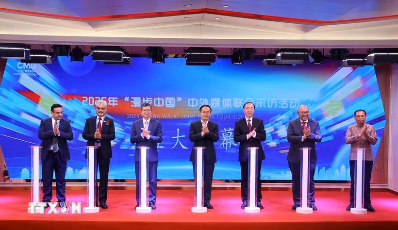 L'ambassadeur du Vietnam en Chine, Pham Thanh Binh, et d'autres délégués à la tournée médiatique « China Walk » 2025. Photo: VNA