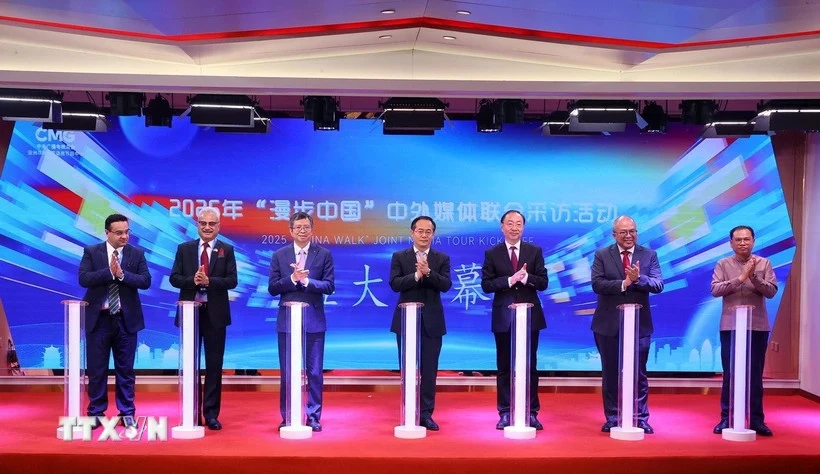 L'ambassadeur du Vietnam en Chine, Pham Thanh Binh, et d'autres délégués à la tournée médiatique « China Walk » 2025. Photo: VNA