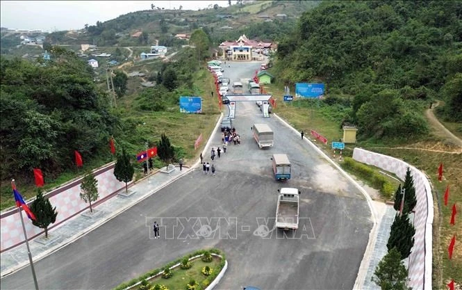 Un convoi vietnamien sort par la porte frontière internationale de Song Lap (Vietnam) vers Pa Hang (Laos). Photo : VNA