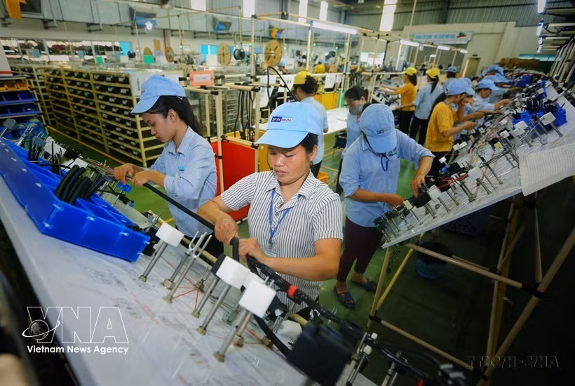 Fabrication de composants électriques et électroniques à l'usine de la Sarl Minda Vietnam Auto Components (entreprise à capitaux indiens) dans la province de Phu Tho. Photo : VNA