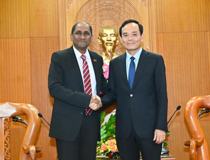 Le secrétaire du Comité du Parti de Hô Chi Minh-Ville, Trân Luu Quang (droite) et l’ambassadeur de Singapour au Vietnam Jaya Ratnam. Photo: sggp.org.vn