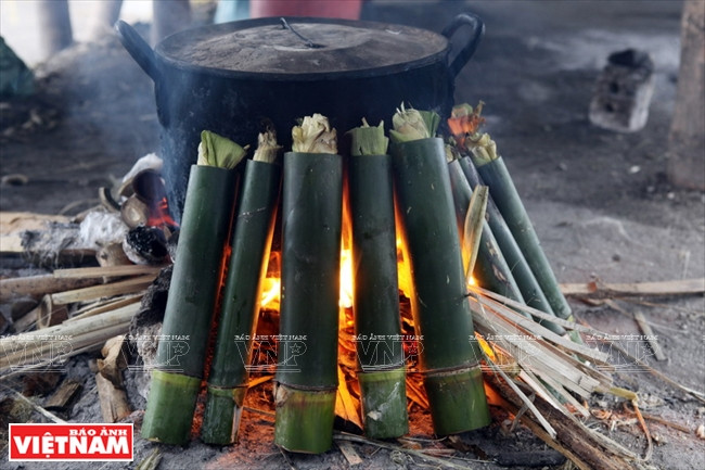 La cuisson se fait au feu de bois.