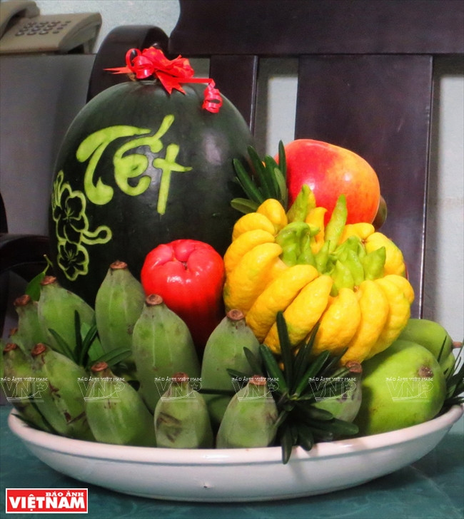 Un plateau aux cinq fruits rituels du Têt. 