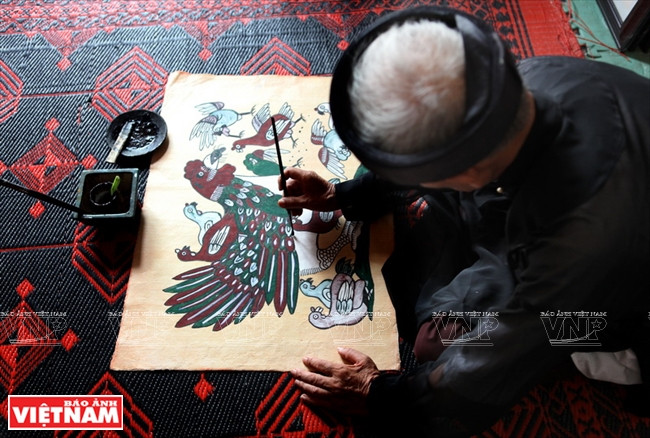 Les estampes folkloriques de Dông Hô (Thuân Thành, Bac Ninh) sont souvent utilisés par les gens du Nord pour décorer la maison pendant le Têt. En images: L’artisan Nguyên Dang Chê dans le village de Dông Hô dessine la peinture du poulet pour le Tet de l’Année du Coq.