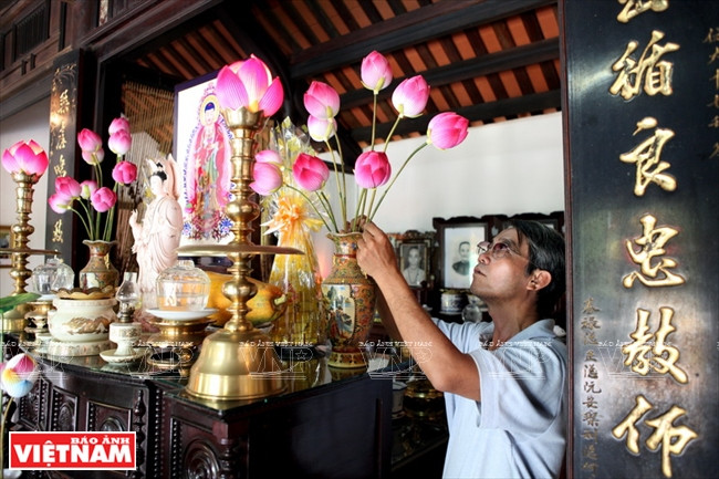 Fleurs de lotus en papier de Thanh Tiên (Huê) pour décorer l'autel des ancêtres le Têt.
