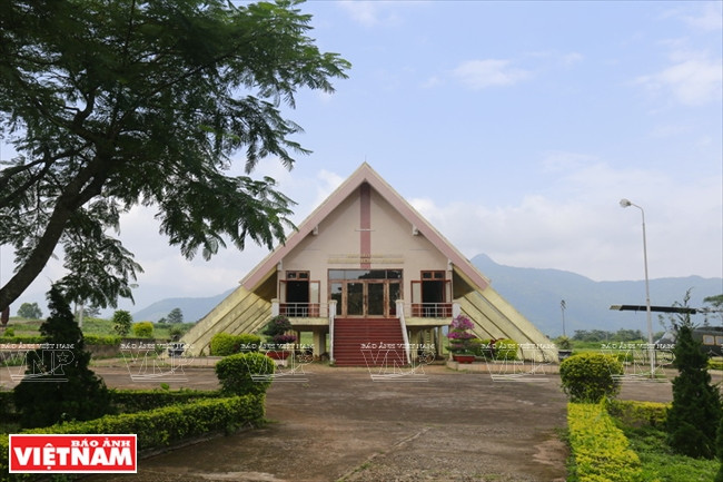 Le mini-musée installé sur le site de l’aéroport Ta Con préserve des documents et objets se rapportant à la bataille de Khe Sanh.