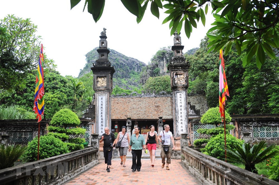 Des touristes étrangers visitent le temple de Dinh Tien Hoang.
