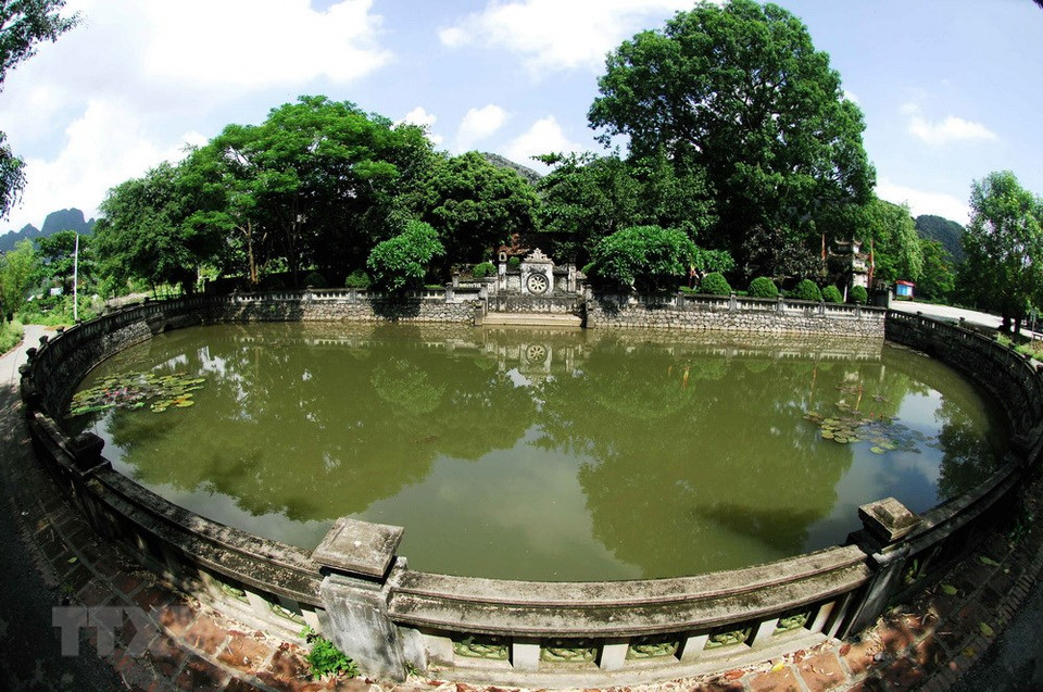 Le lac en demi-lune au temple du roi Dinh Tien Hoang.