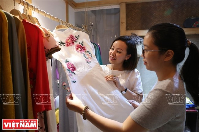 La boutique de tailleurs Tu Thi, une adresse favorite de nombreux clients grâce à ses magnifiques designs ao dài.