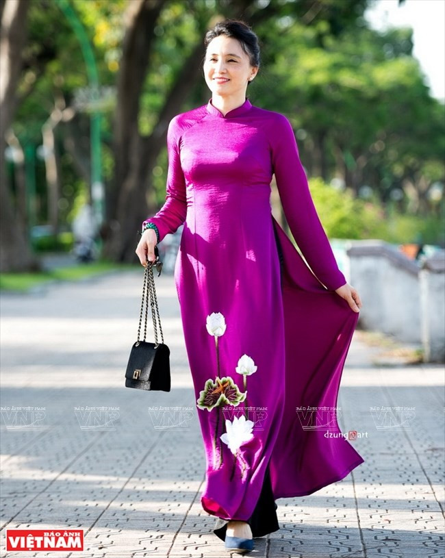 Des modèles d’ao dài brodés à la main de la boutique de tailleurs Tu Thi.