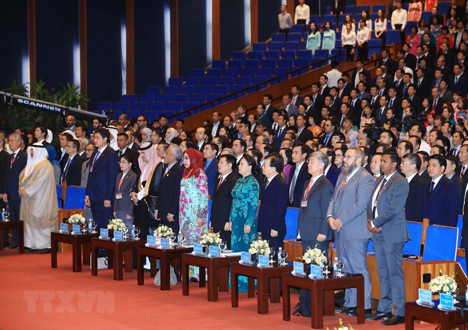 La présidente de l'AN Nguyên Thi Kim Ngân et les délégués lors de la cérémonie d'ouverture de la 14e Assemblée de l’ASOSAI.