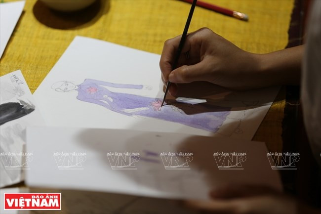 Un modèle d’ao dài est en cours de réalisation avant la broderie.