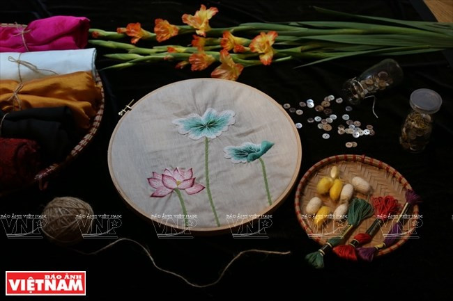  Les familles du village de broderie Quat Dong, dans le district de Thuong Tin, à Hanoi, brodent à la main des motifs des fleurs de lotus.