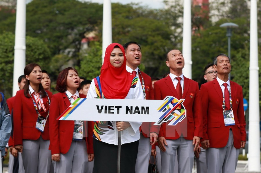 La délégation sportive du Vietnam à la cérémonie de lever du drapeau national.