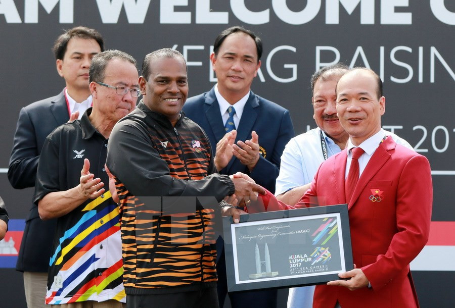 Le comité d'organisation des SEA Games 29 offre un cadeau à la délégation sportive du Vietnam.