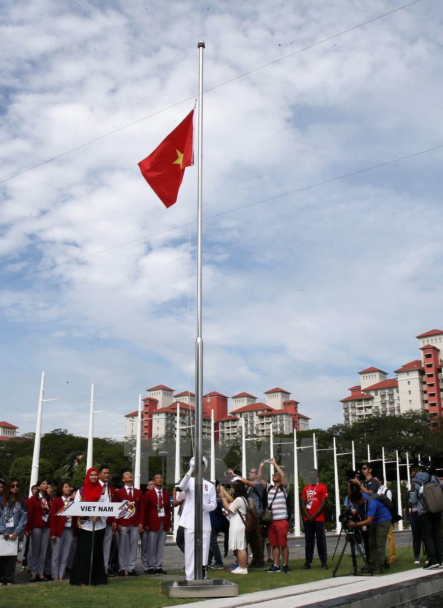 Le drapeau national hissé.