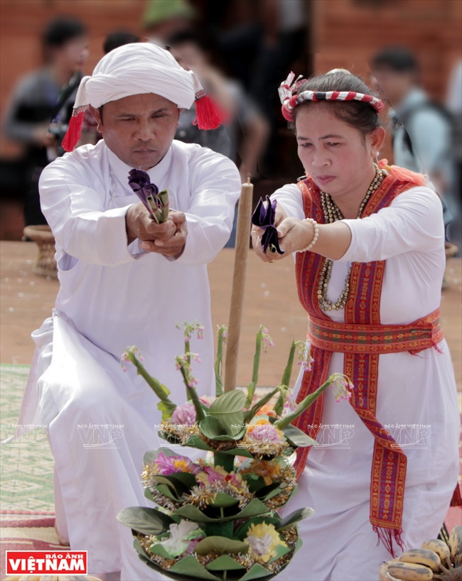 Maître de cérémonie lors de prières aux génies et au Dieu.