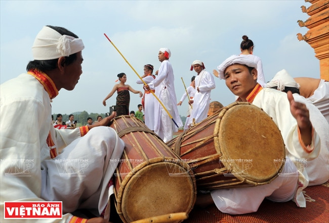 Les ensembles de tambours rituels sont mobilisés pour la fête Rija Praung.