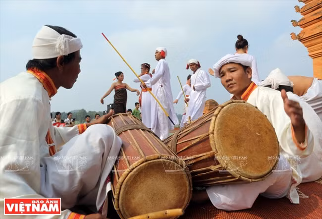 Les ensembles de tambours rituels sont mobilisés pour la fête Rija Praung.