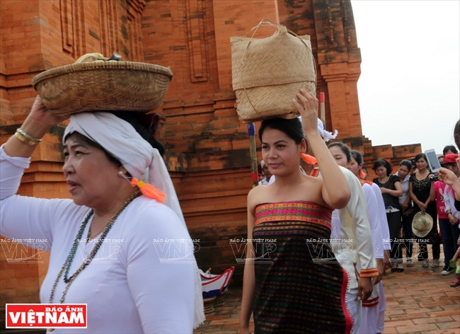 Des femmes Cham vont au temple.
