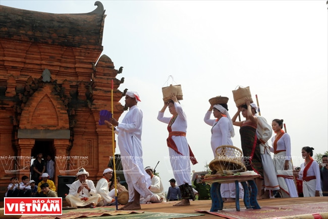 Villageois portant sur la tête des offrandes destinées aux génies.
