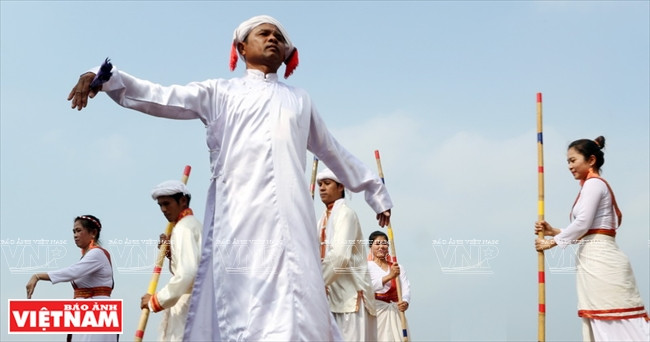 Maître de cérémonie lors du rite Palao Ahaok.