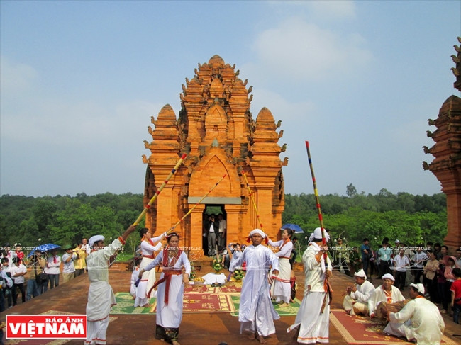La danse rituelle Nện Cột Du