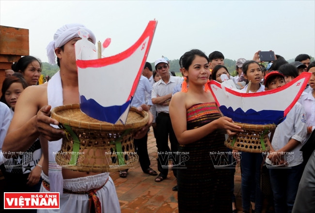 Des navires en papier, offrandes pour les génies et le Dieu.