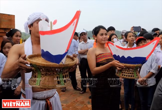 Des navires en papier, offrandes pour les génies et le Dieu.