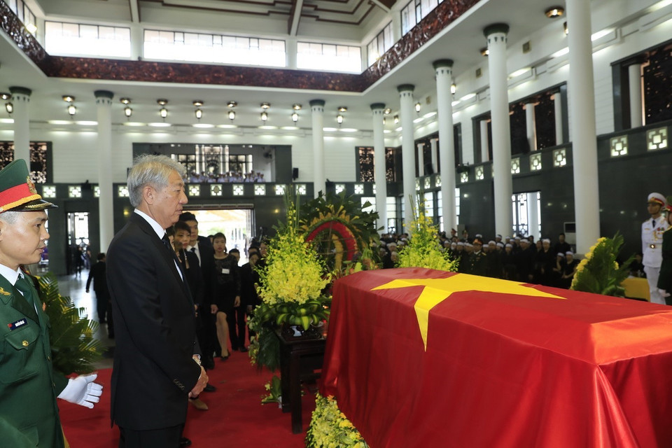 ##s###Le vice-Premier ministre singapourien Teo Chee Hean à côté du cercueil du président Trân Dai Quang