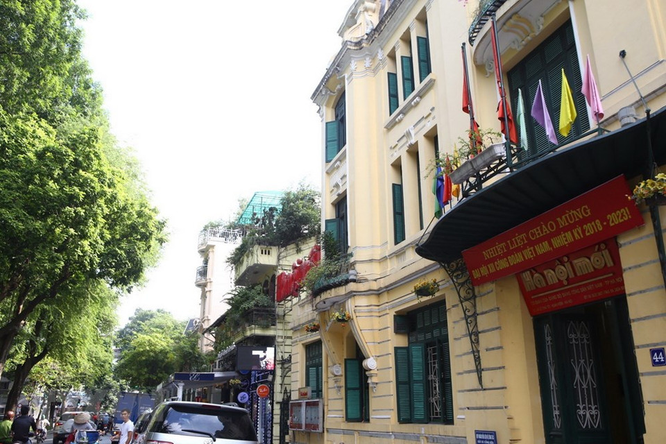 Le drapeau en berne a été dressé au siège du journal « Ha Noi moi » (Nouvelles de Hanoï) 