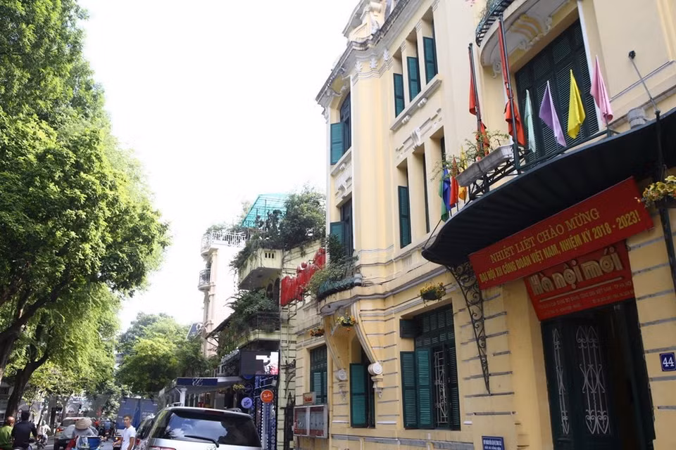 Le drapeau en berne a été dressé au siège du journal « Ha Noi moi » (Nouvelles de Hanoï) 