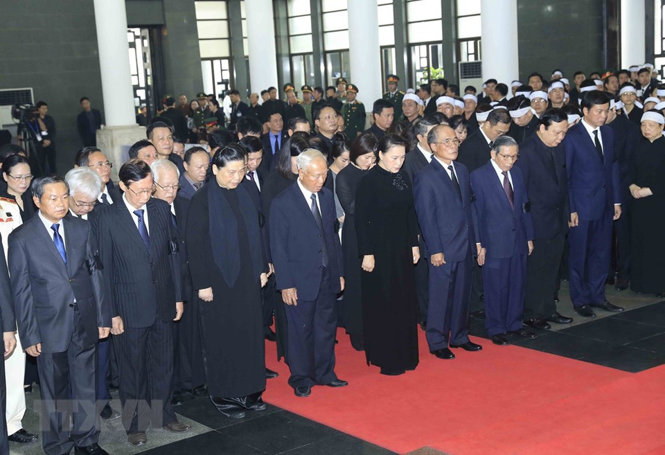 La délégation de l’Assemblée nationale du Vietnam, conduite par sa présidente Nguyên Thi Kim Ngân, rend un dernier hommage au président Trân Dai Quang