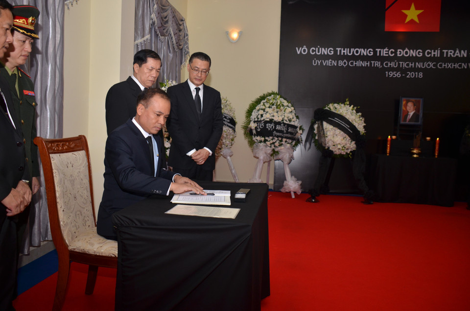 Les ambassadeurs du Laos...