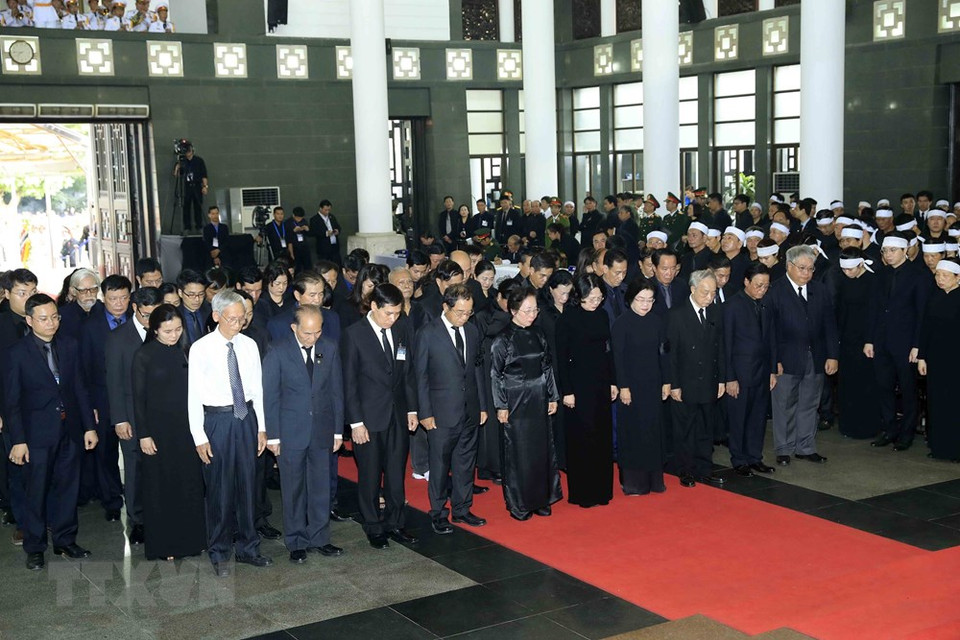 La délégation du Bureau présidentiel, conduite par la présidente par intérim du Vietnam, Dang Thi Ngoc Thinh, rend un dernier hommage au président Trân Dai Quang